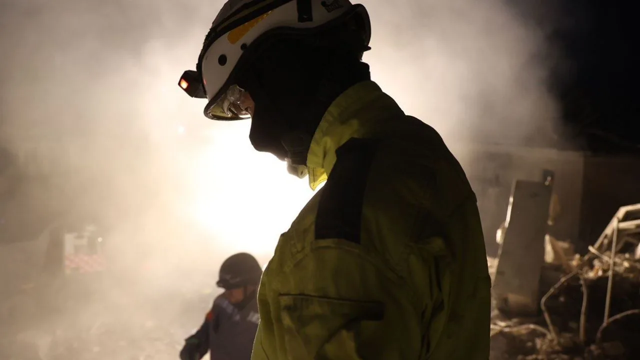 Вибухи у Києві 25 вересня: БпЛА влучив багатоповерхівку, є постраждалі рятувальник ДСНС