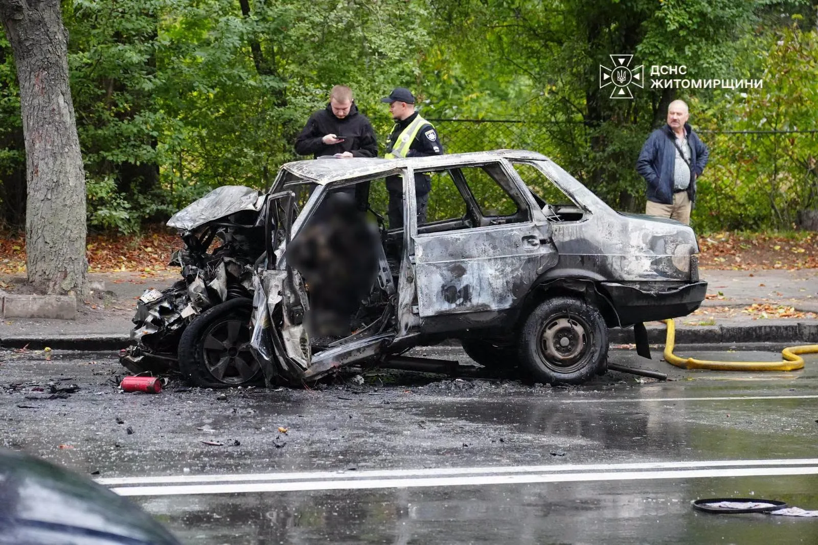Поліція регулює рух транспорту на місці аварії