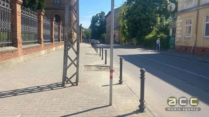 Облаштували - не підійшло - забрали: як поблизу Резиденції у Чернівцях намагаються встановити делініатори