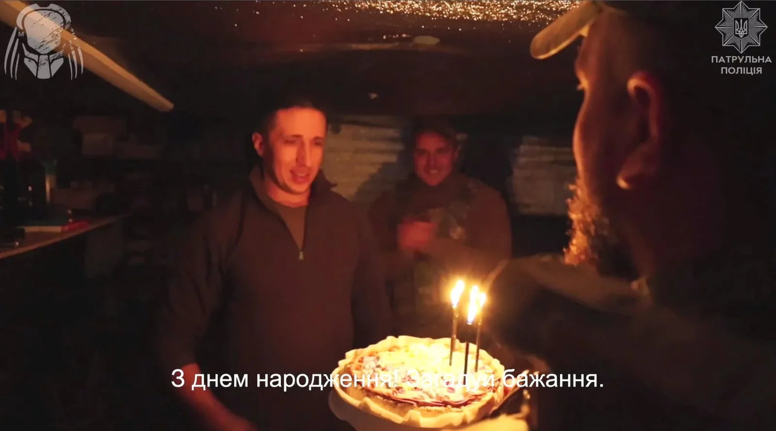 Військові з тортом вітають з днем народження побратима