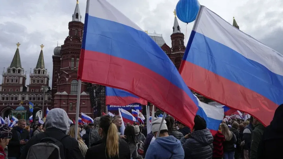 Прапори «днр» під посольством США: росія готує постановочні мітинги проти допомоги Україні 