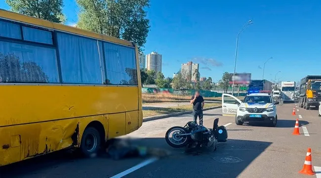 Поліція Києва встановлює обставини смертельної автопригоди на Броварському проспекті
