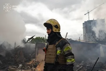 В Оболонському районі Києва через удар РФ зруйновані щонайменше 16 гаражних боксів