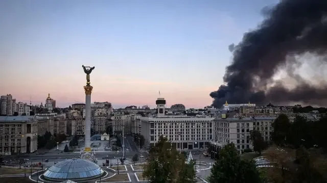 Дим над історичним центром столиці після масованої російської атаки, 7 вересня 2025 року.