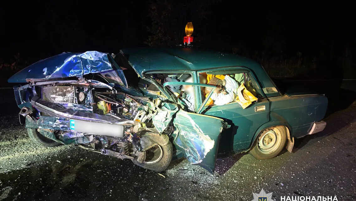 ВАЗ зім’яло, наче бляшанку: жахлива смертельна ДТП на Чернігівщині (Фото)