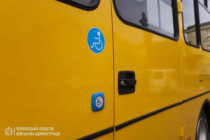 Гірські громади Буковини отримали інклюзивні шкільні автобуси