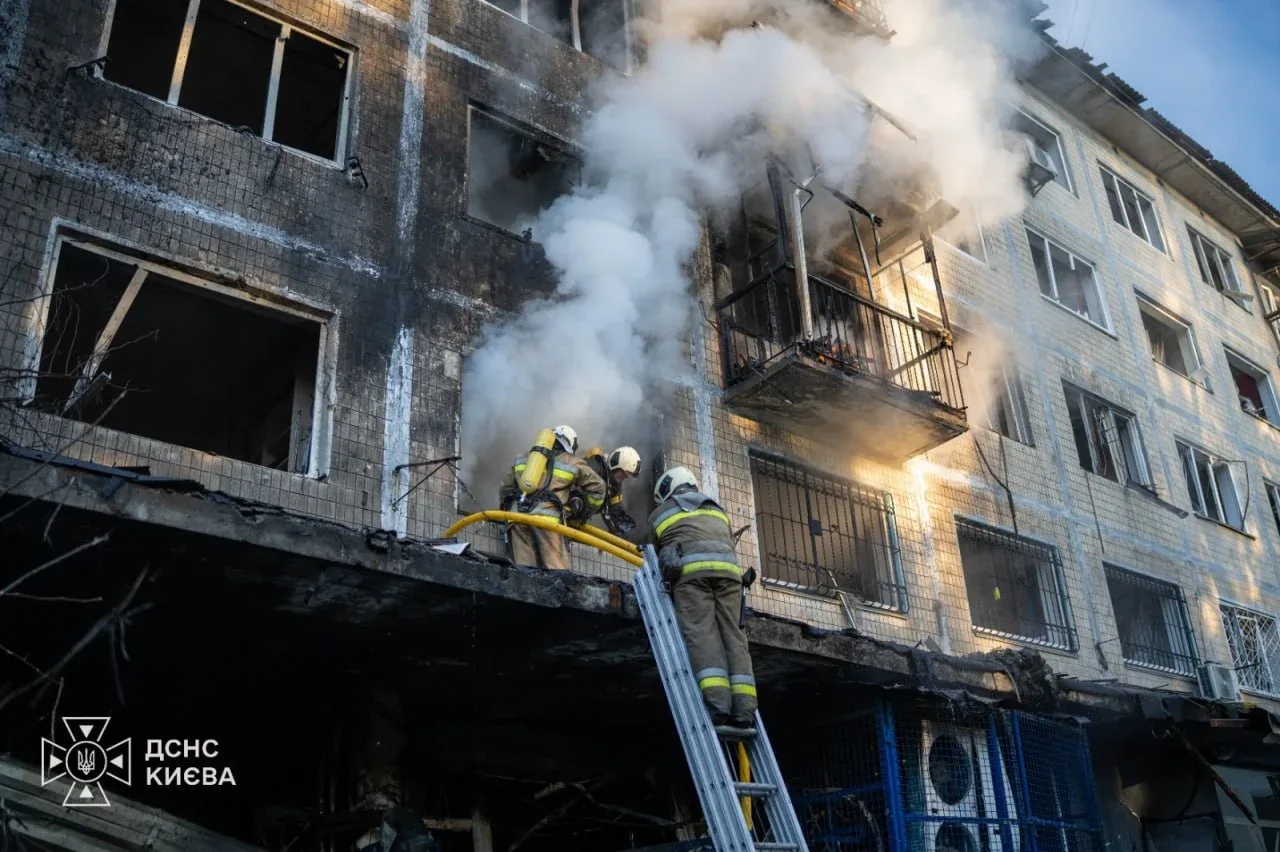 Нічна атака на Київ: у столиці горіли будівлі, пошкоджені будинки, є постраждалі