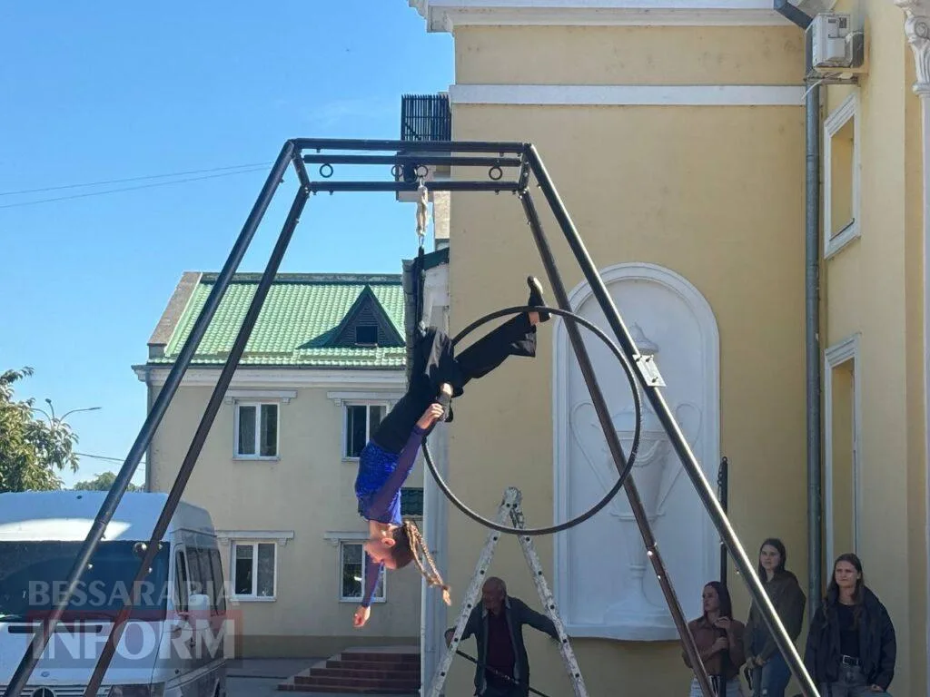 Грація на межі гравітації: в Ізмаїлі відбулося неймовірне шоу повітряних гімнасток