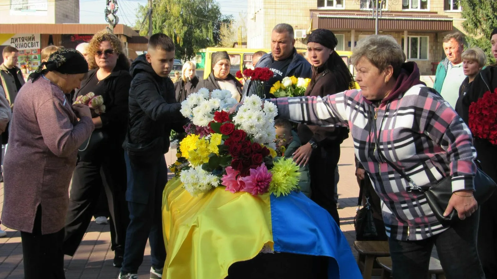Бобровицька громада попрощалася із Захисником України Сергієм Андріяшем