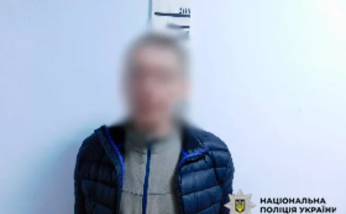 У Києві чоловік скористався тим, що жінка ховалася від обстрілу, і обікрав її