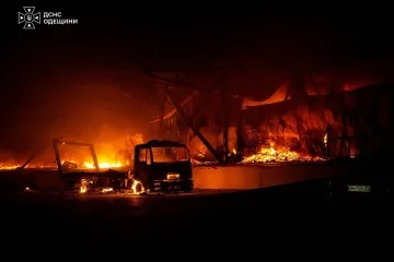 На Одещині внаслідок атаки РФ виникла масштабна пожежа: одна людина загинула і двоє постраждали