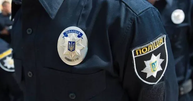 В Одесской области во время попытки задержать военнообязанного его друзья заблокировали машину полиции и побили ее арматурой