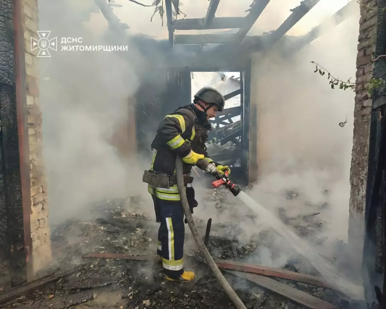 Рятувальники Житомирщини ліквідовують пожежу на місці атаки