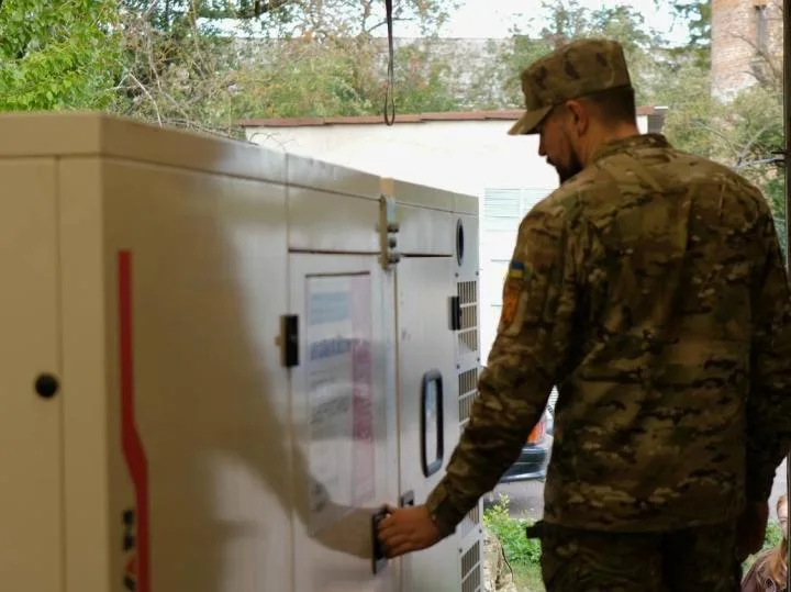 Тернопільська міська лікарня передала генератор бійцям 125-ї бригади ЗСУ