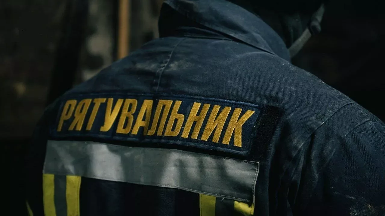Вибухи в Києві: уламки впали в чотирьох районах столиці, сталися пожежі Рятувальник ДСНС