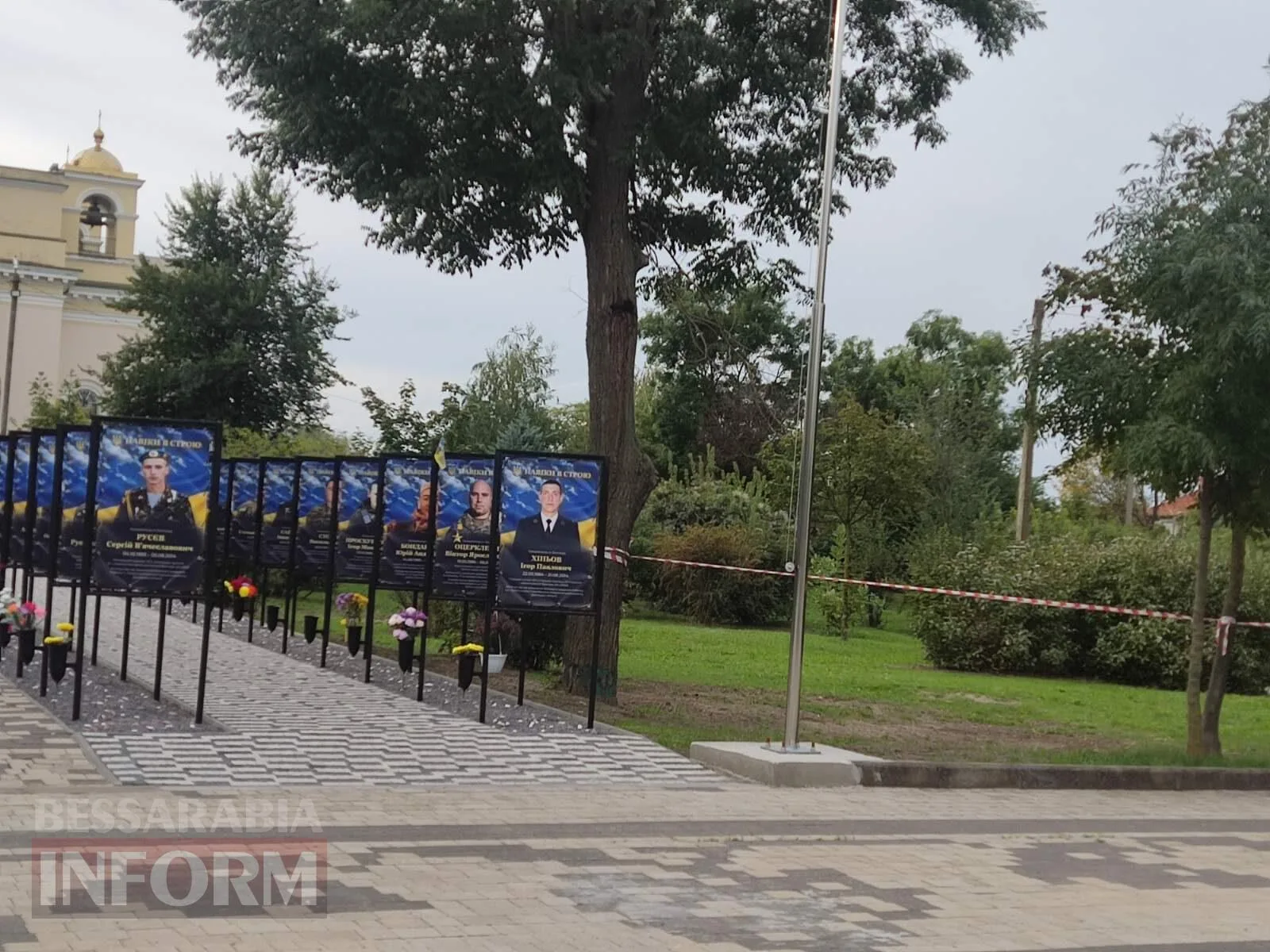 У центрі Болграда впав «шахед»: знесено флагшток, на місці чекають вибухотехніків