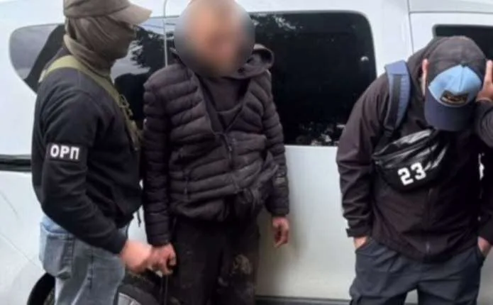 В пластиковій діжці та через гори: на Буковині викрили незаконне переправлення чоловіків