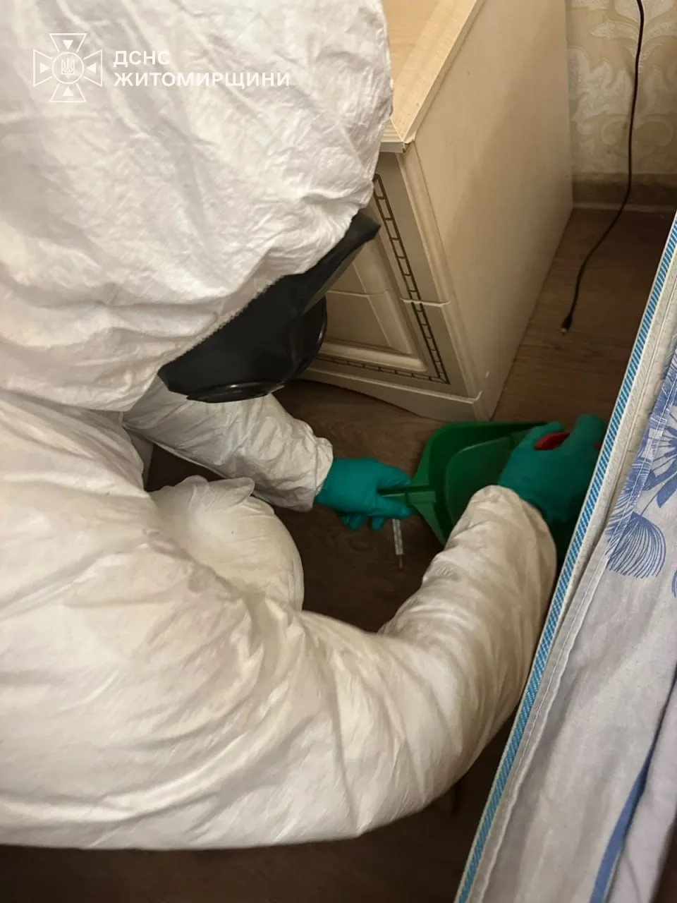 Рятувальник у захисному костюмі проводить демеркуризацію приміщення у Житомирі