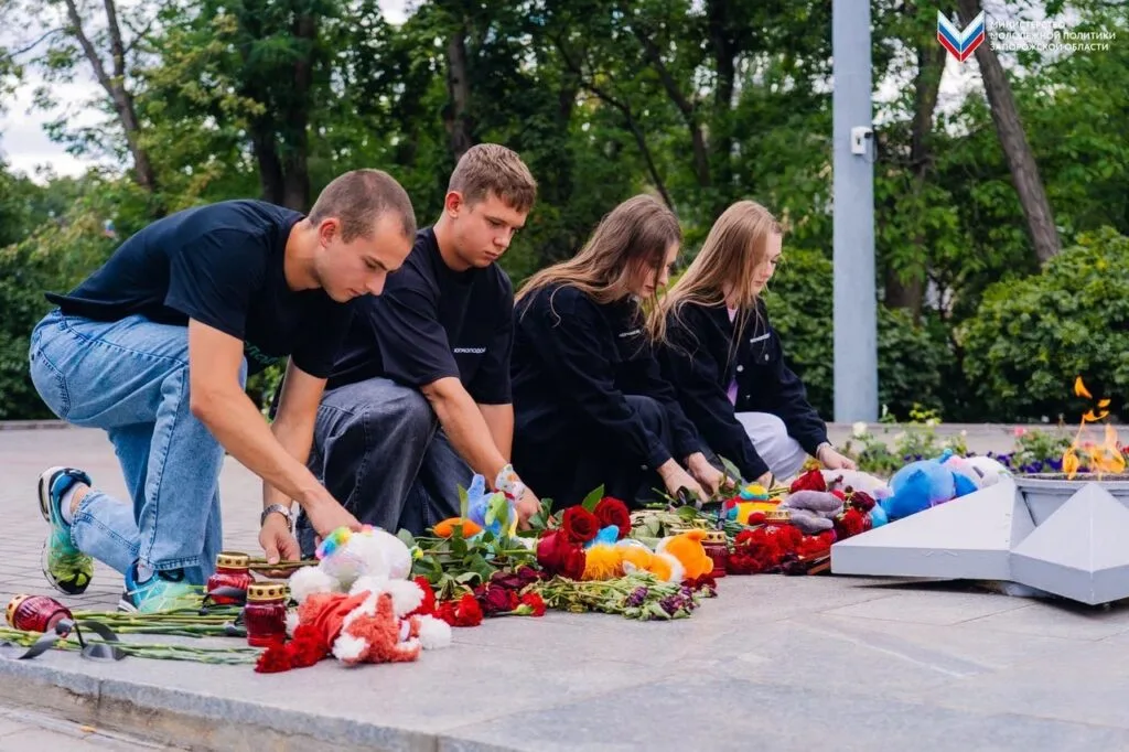 Учасників руху «ЮгМолодого» залучають до жалобних заходів, де загибель мешканців використовують для звинувачень України.