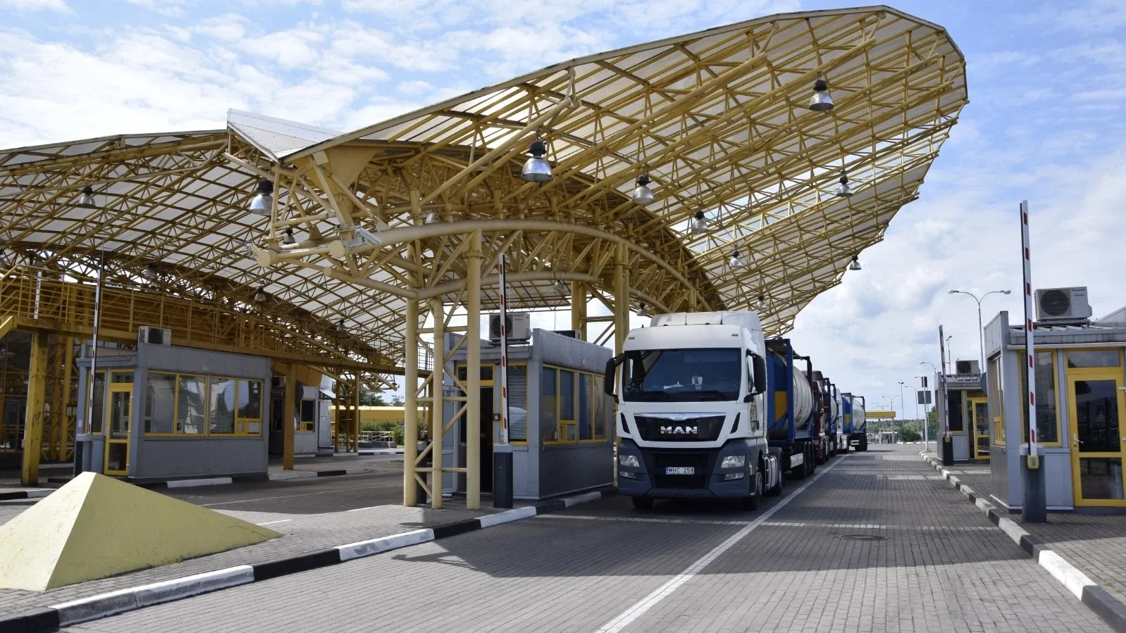 Польща екстрено евакуювала два пункти пропуску на кордоні з Україною через атаки РФ
