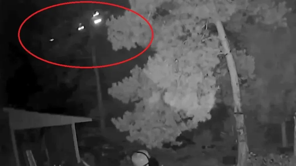 Місцеві у захваті: з’явилися кадри з падінням російського військового літака в Амурської області 