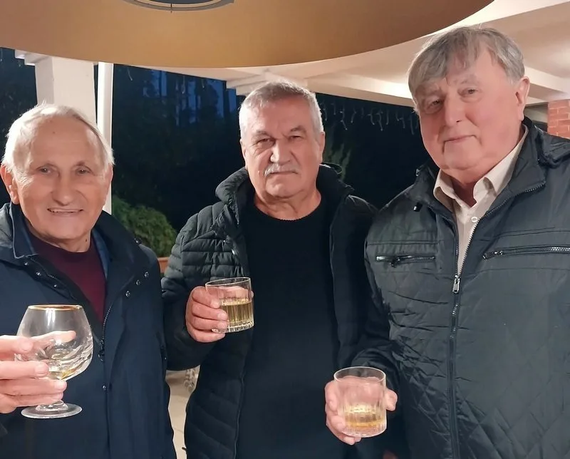 Зірковий письменник з Черкащини показав, з ким може “зміркувати на трьох”