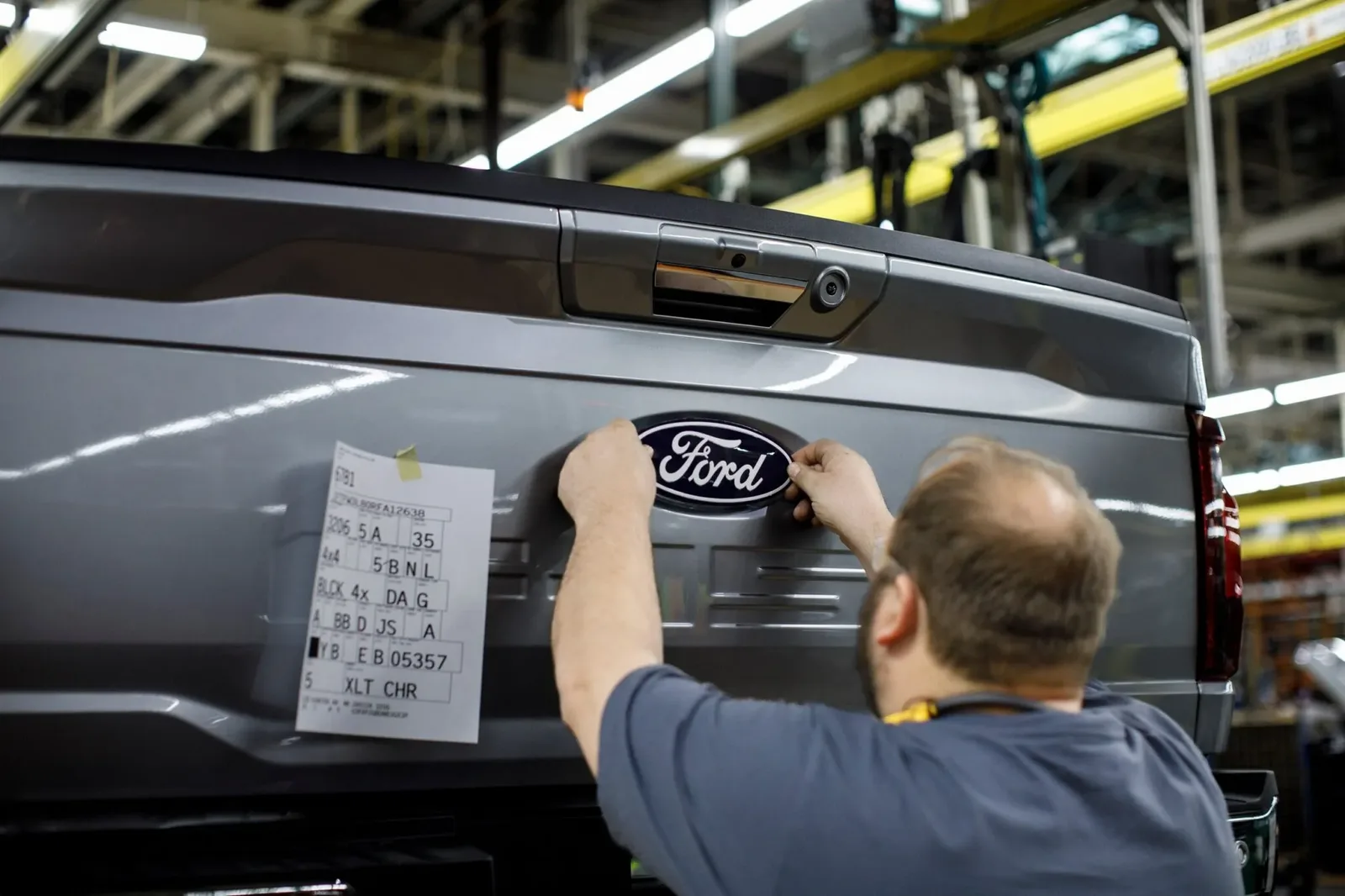 Зупинка виробництва Ford F-150: аналіз причин та вплив на ринок пікапів