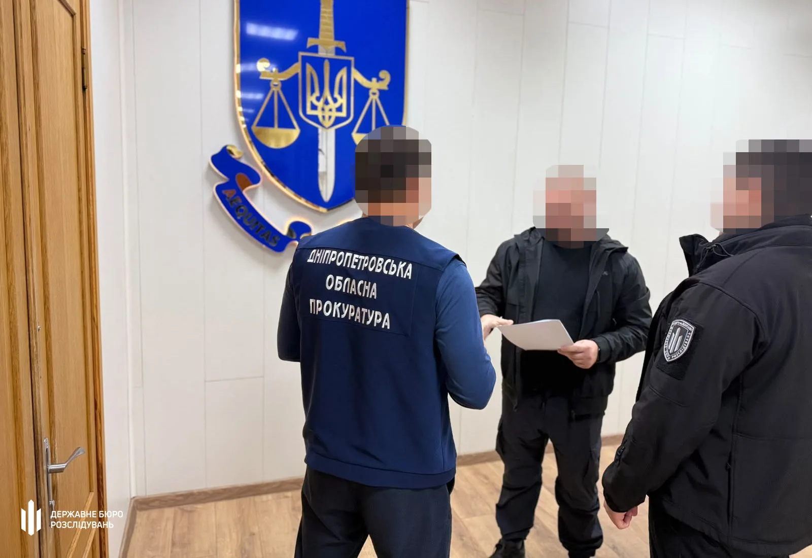 У Кам’янському поліцейський наїхав службовим авто на чоловіка під час перевірки документів