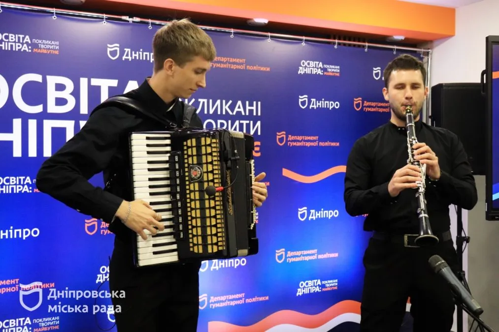 «Освіта Дніпра: Покликані творити майбутнє» об’єднала 450 педагогів: масштабне привітання до професійного свята провели одночасно на шести локаціях - 30.09.2026 «Освіта Дніпра: Покликані творити майбутнє» об’єднала 450 педагогів: масштабне привітання до професійного свята провели одночасно на шести локаціях - 30.09.2026