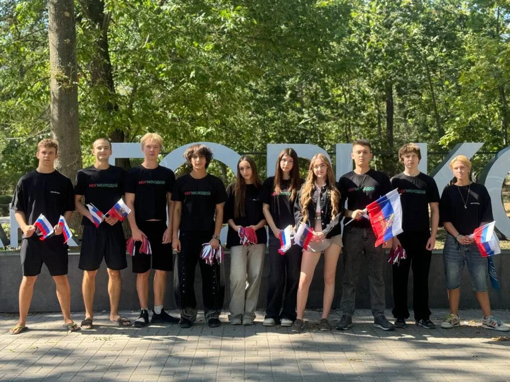 Учасники «ЮгМолодого» регулярно роздають мешканцям окупованих територій пропагандистські матеріали та російську символіку.