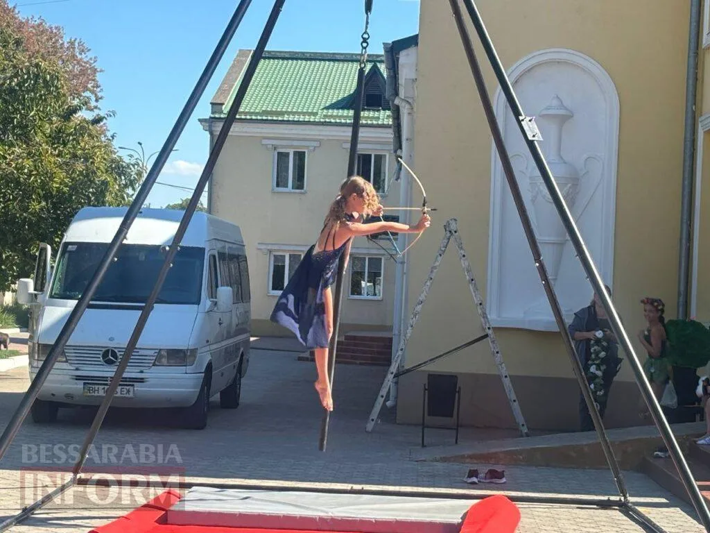 Грація на межі гравітації: в Ізмаїлі відбулося неймовірне шоу повітряних гімнасток