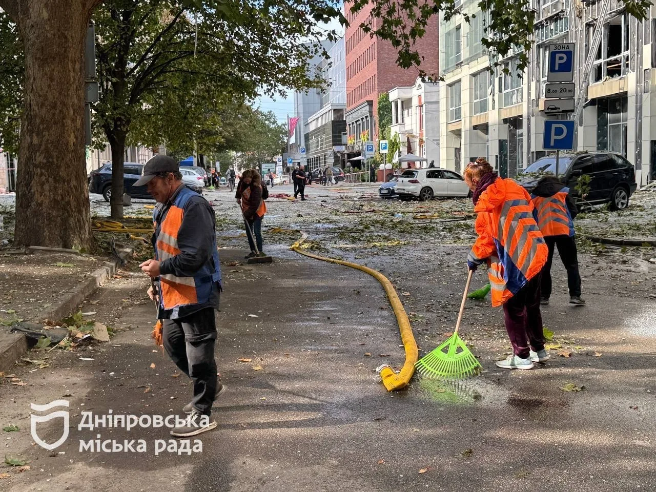 Ліквідація наслідків удару рф по середмістю Дніпра вранці 28.09.2026