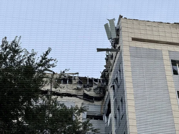 Враг ночью ударил по Одессе: пострадали два человека, повреждена больница и гимназия (фото, обновлено)