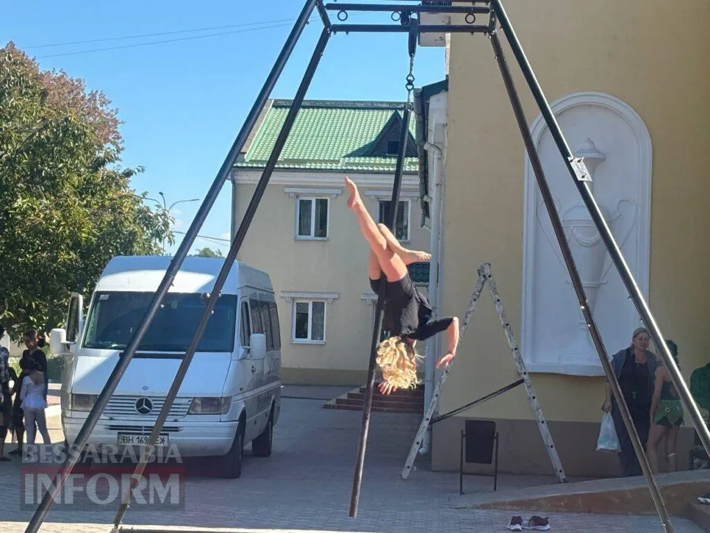 Грація на межі гравітації: в Ізмаїлі відбулося неймовірне шоу повітряних гімнасток