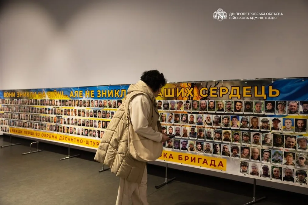 «Ненароджені для війни»: на Дніпропетровщині представили фотовиставку на честь зниклих безвісти військовослужбовців - 29.09.2026 «Ненароджені для війни»: на Дніпропетровщині представили фотовиставку на честь зниклих безвісти військовослужбовців - 29.09.2026
