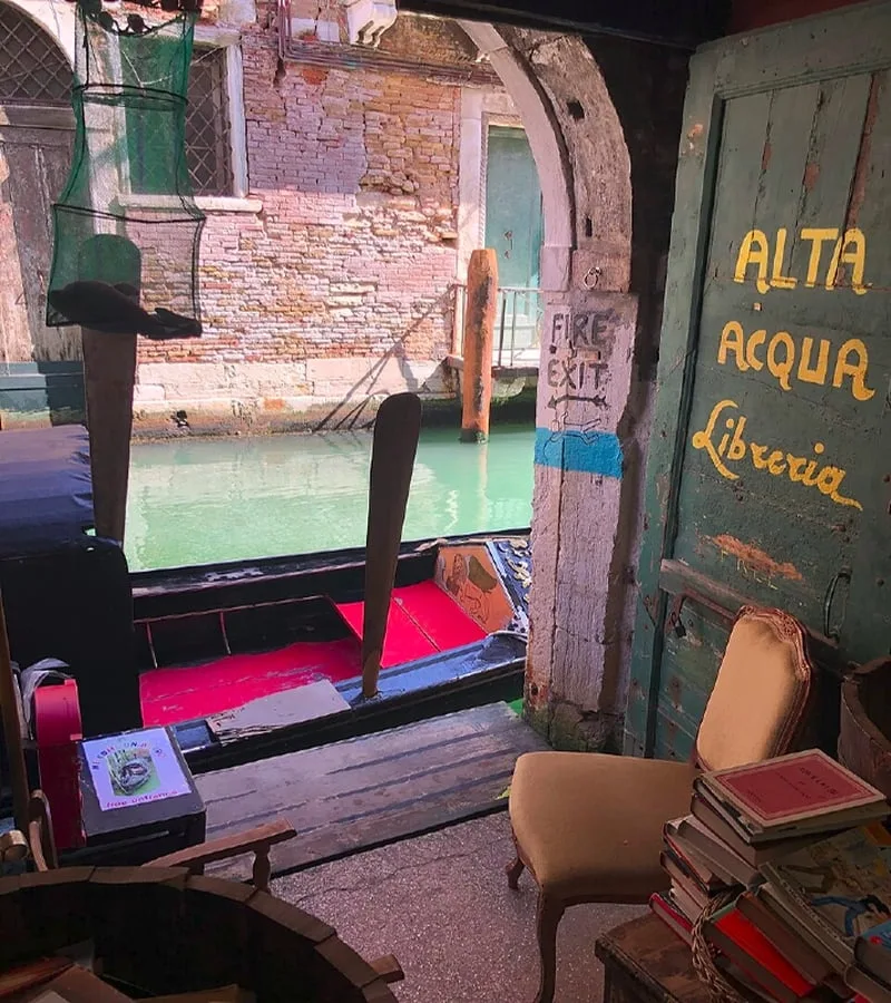 Пожарный выход книжного магазина Acqua Alta в Венеции выходит непосредственно к каналу. Фото: Davide Mauro / Wikimedia Commons Пожарный выход книжного магазина Acqua Alta
