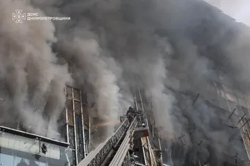 Удар РФ по бізнес-центру у Дніпрі: кількість поранених зросла до 15, троє загиблих