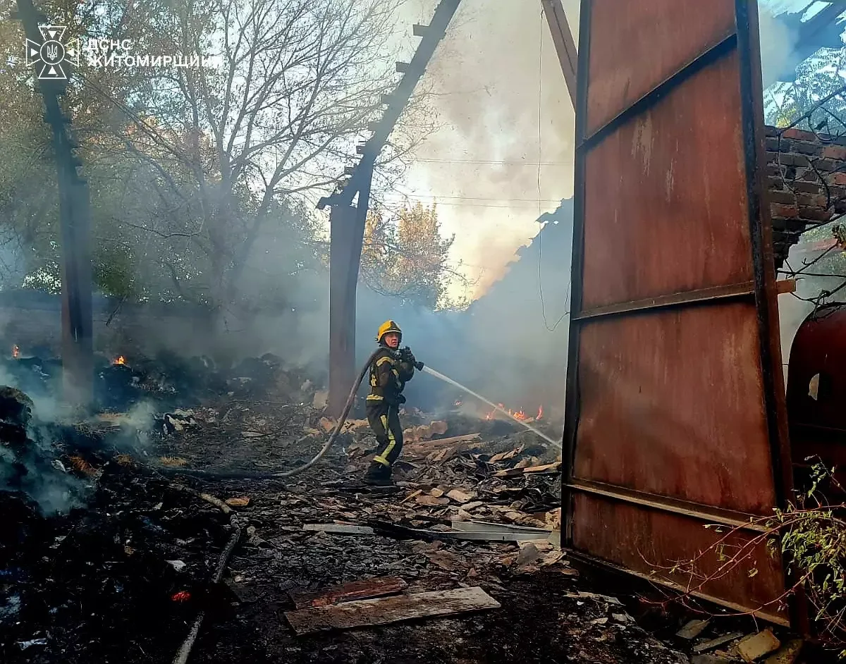 Пожежна техніка біля згорілого складу