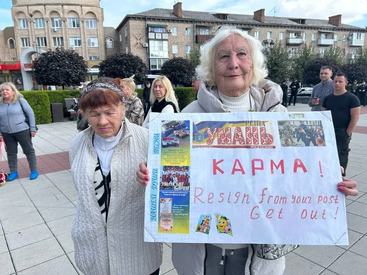 Уманчани вийшли на мітинг проти поновлення Плетньової на посаді міської голови (ФОТО)