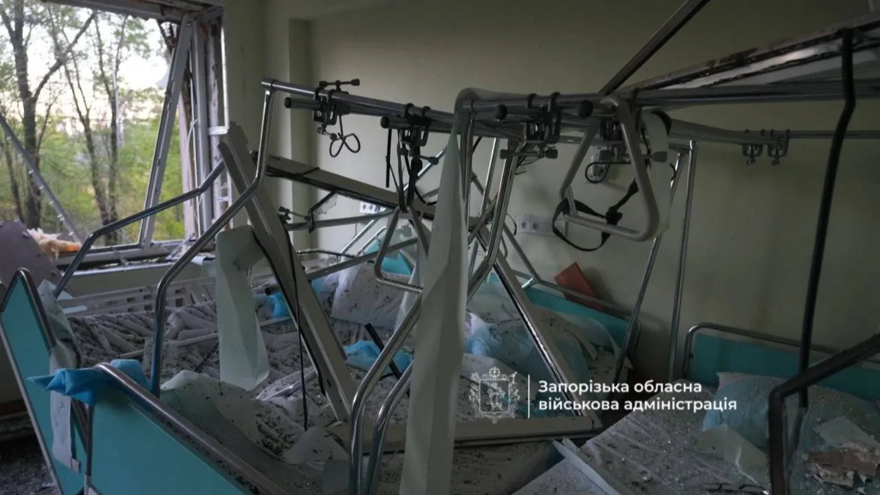 Окупанти вранці вдарили по Запоріжжю: 2 постраждалих, пошкоджено лікарню та "швидкі"