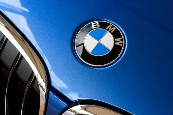 Штучний інтелект замінить менеджерів: BMW оголосила про скорочення 20% керівників
