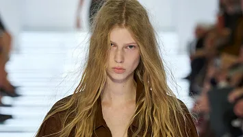 Тренд на прекрасну недосконалість: beauty-образи з показу Prada Spring/Summer 2027
