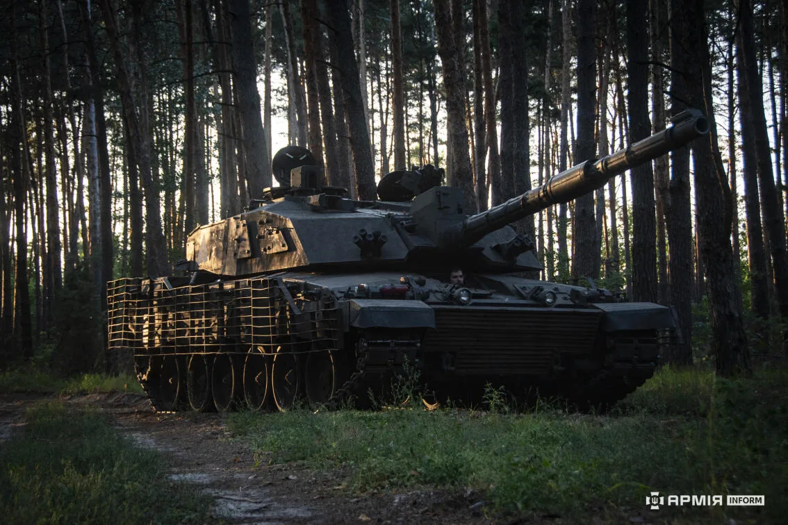 Танк Challenger 2 у лісі