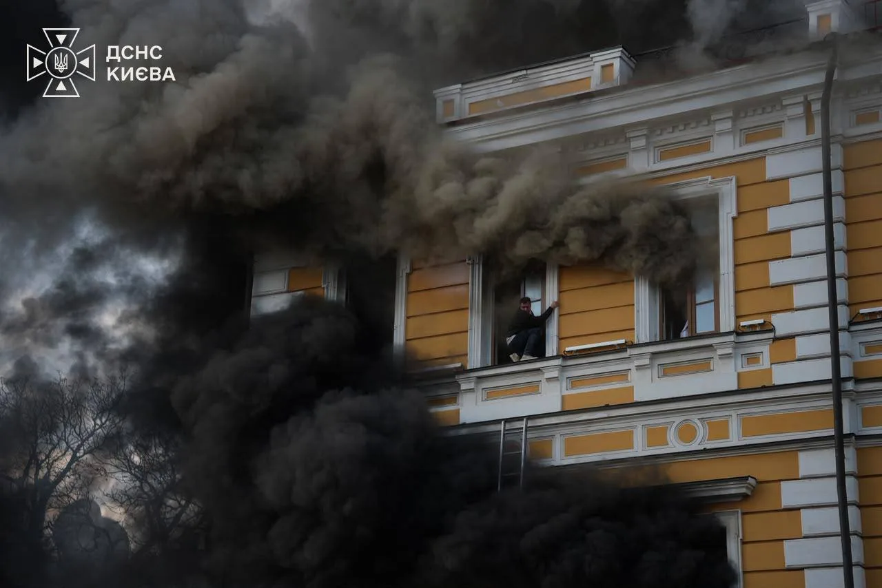 Російський БпЛА влучив у будівлю Академії наук у Києві: є загибла