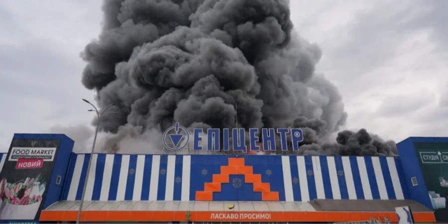 Внаслідок удару по «Епіцентру» на 7-му кілометрі постраждали двоє людей