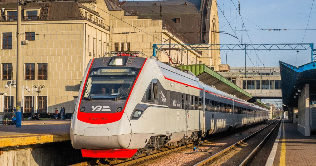 Які поїзди затримуються до Львова та зі Львова