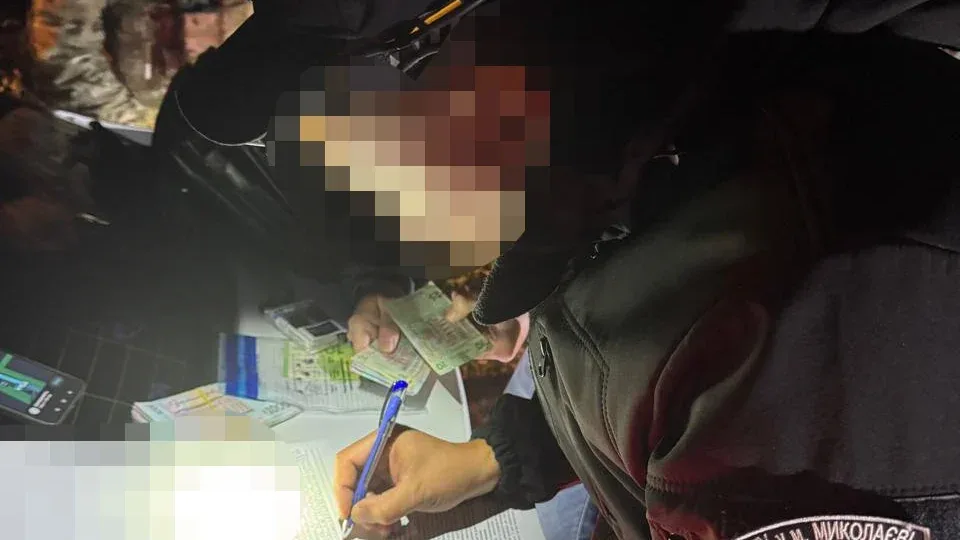 Ухилянти в антидронових плащах: поліцейський прикривав канал незаконного переправлення за кордон 