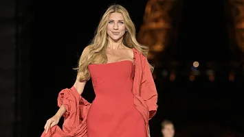 Глобальні амбасадорки L’Oréal Paris на подіумі біля Ейфелевої вежі: Катя Сільченко разом із Кендалл Дженнер, Євою Лонгорією, Карою Делевінь, Енді Макдавелл
