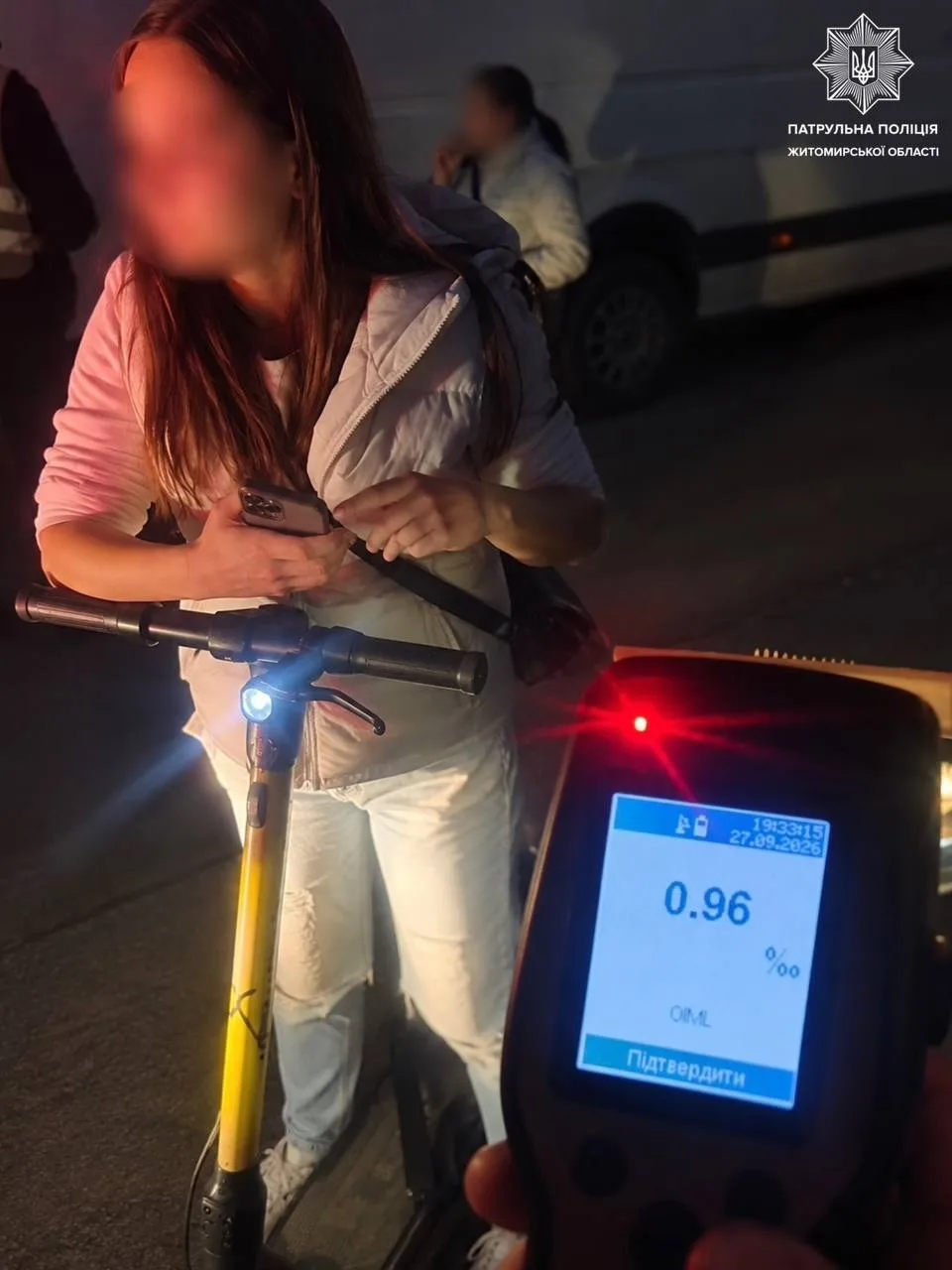 Нетвереза жінка на електросамокаті в Житомирі