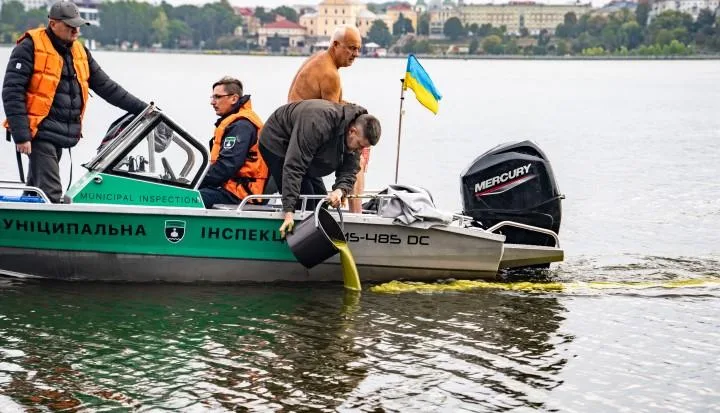 У Тернопільський став внесли мікроводорості для покращення стану водойми